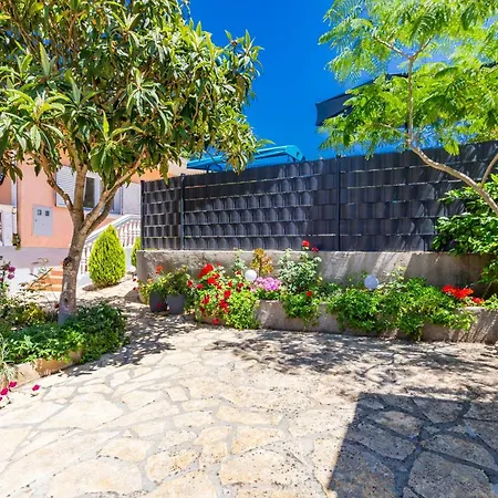 Flora בית נופש *