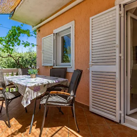 בית נופש Flora זאדאר