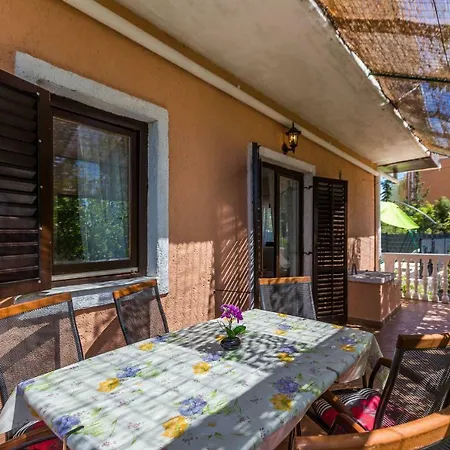 Flora בית נופש *