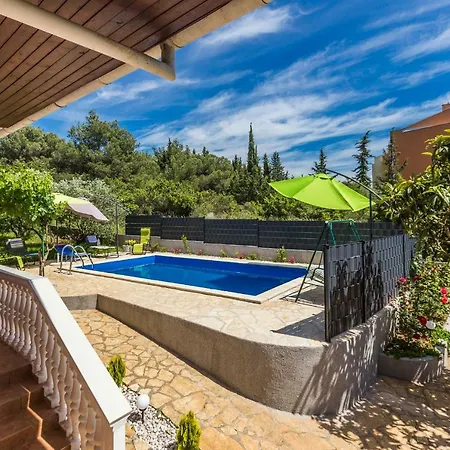 Flora בית נופש זאדאר