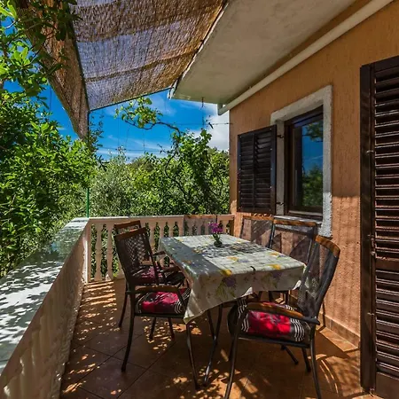 Flora בית נופש *