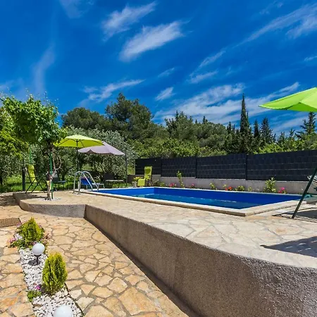 בית נופש Flora *